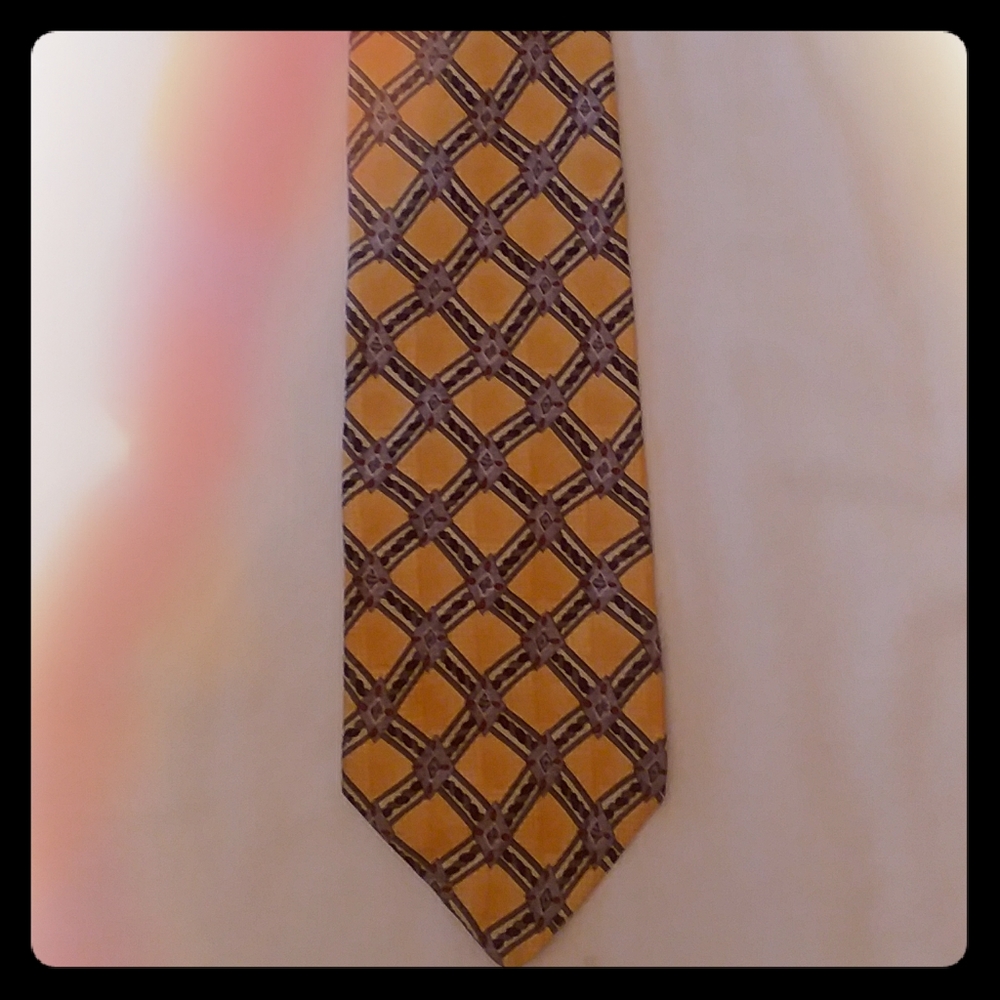 M244, Boston Traders, tie, black, yellow. 4" wide